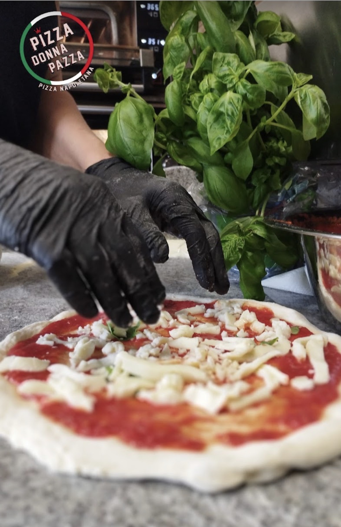 Pizzateig wird belegt